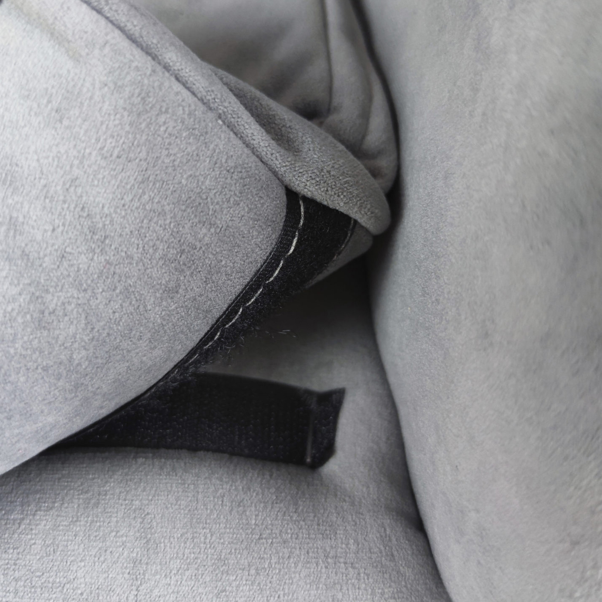 Полукресло с белыми ножками мягкое с подлокотниками велюровое (арт 29559) - Фото 1