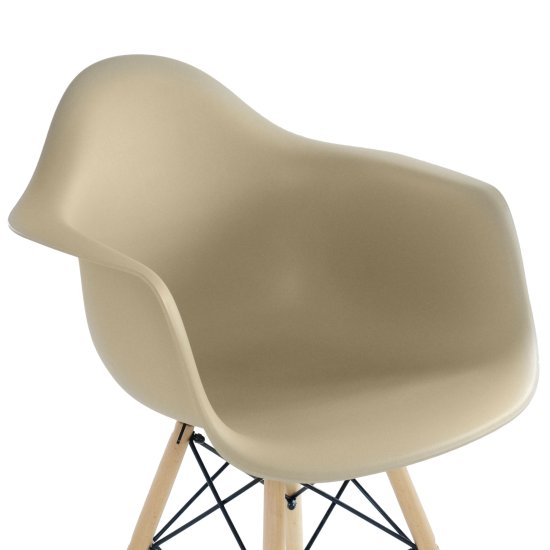 Полукресло с подлокотниками бежевое пластиковое eames (арт 10155) Фото 4